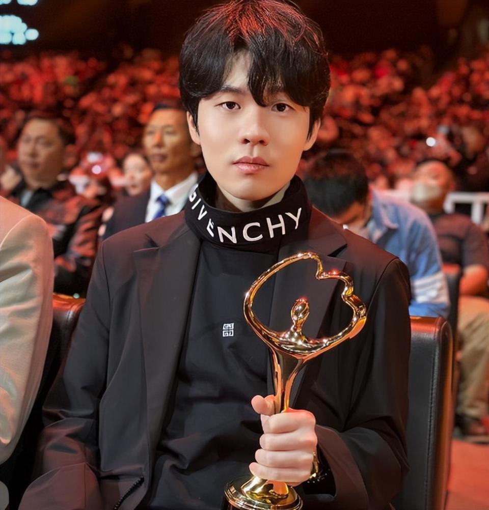 Rookie重返赛场，比赛局势复杂首场状态出色，C9观众沸腾！